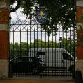 Эти кованые ворота с эмблемой Общества аптекарей появились в 1877 году, когда примыкающая к Темзе часть сада была превращена в набережную. Ими пользуются только в двух случаях – когда в сад прибывает кто-то из членов королевской семьи или когда сюда доставляют навоз для удобрения. Желательно не в один и тот же день!