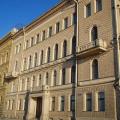 Запасной дом Дворца, вид со стороны Дворцовой набережной, наши окна справа